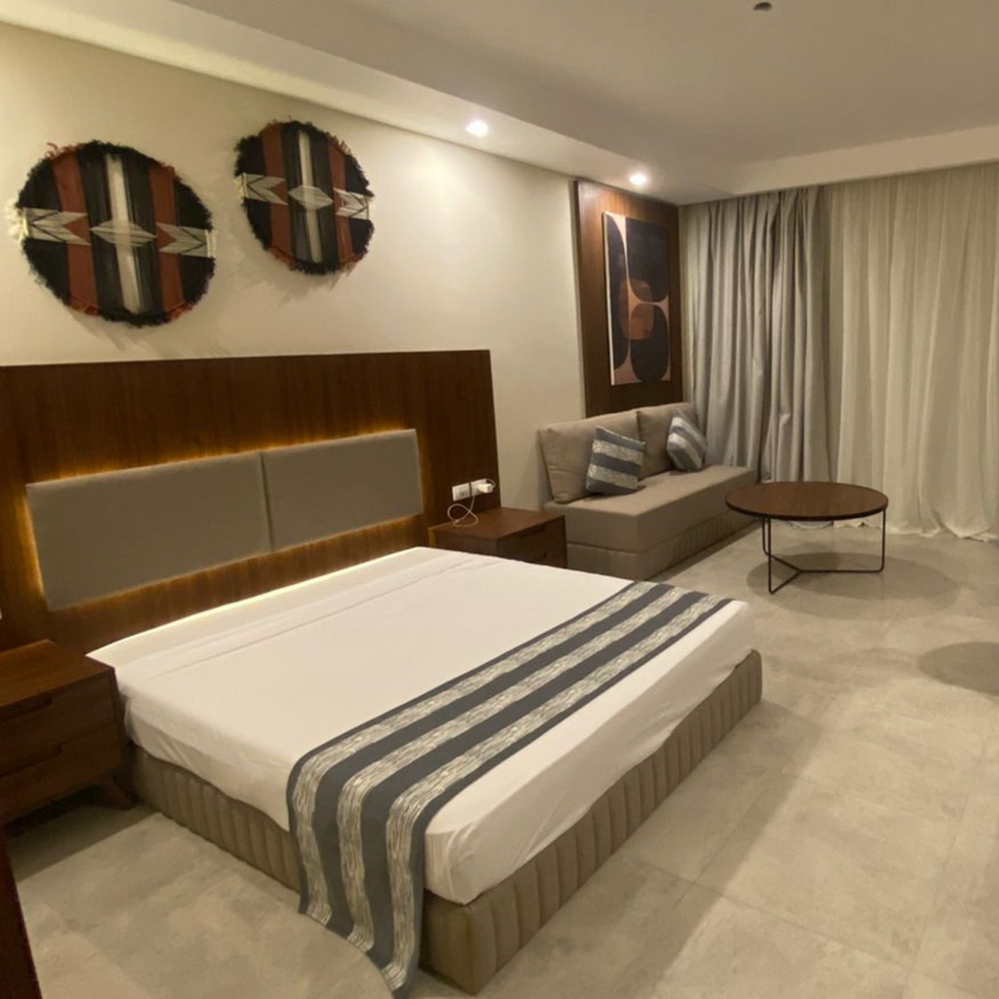 Concave Bed + 2 Comods